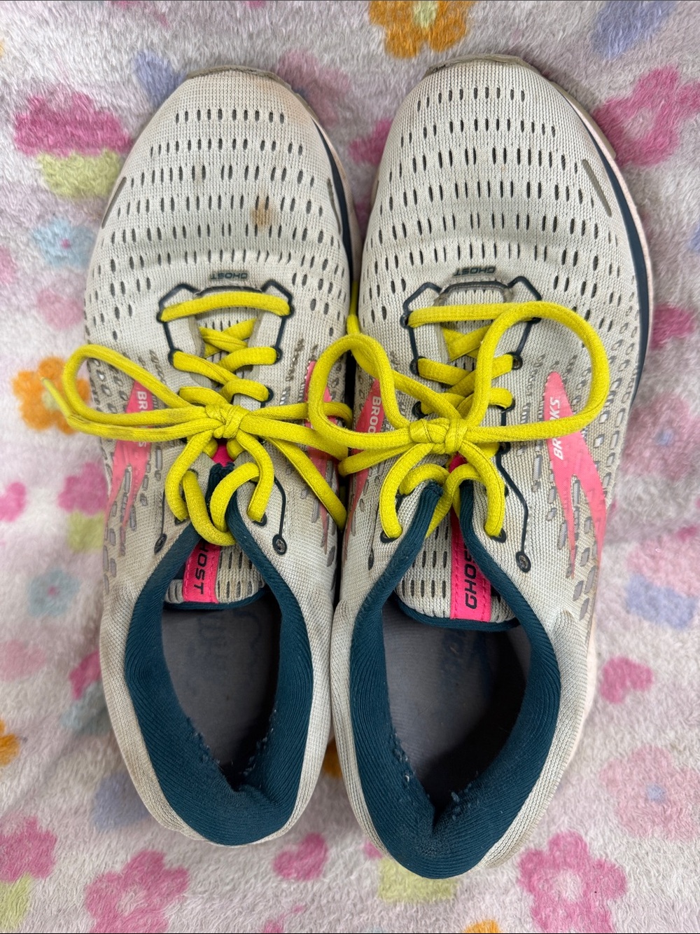 Brooks Sneakers in gray-blue with Yellow Laces and Pink Accents